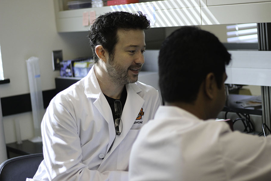 Med students working in lab